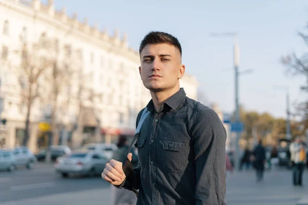 Молодой Современный Человек Гуляющий Европейскому Городу Рюкзаком — стоковое фото