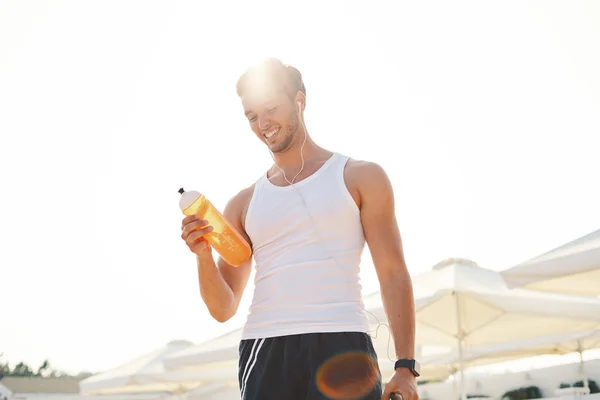 Smiling Healthy Athletic Man Fit Body Holding Bottle Refreshing Water — стоковое фото