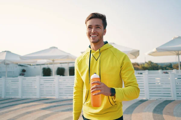 Smiling Healthy Athletic Man Fit Body Holding Bottle Refreshing Water — стоковое фото