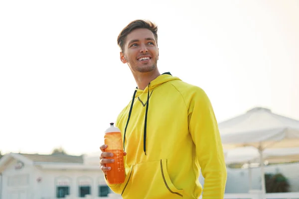 Smiling Healthy Athletic Man Fit Body Holding Bottle Refreshing Water — стоковое фото