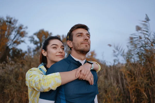 Feliz Retrato Casal Desportivo Homem Mulher Sorrindo Enquanto Abraçam Sonham — Fotografia de Stock