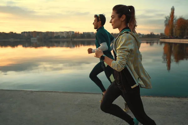 Güneşin Doğuşunu Göl Kenarında Bir Run Için Koşucular Motive Birkaç — Stok fotoğraf