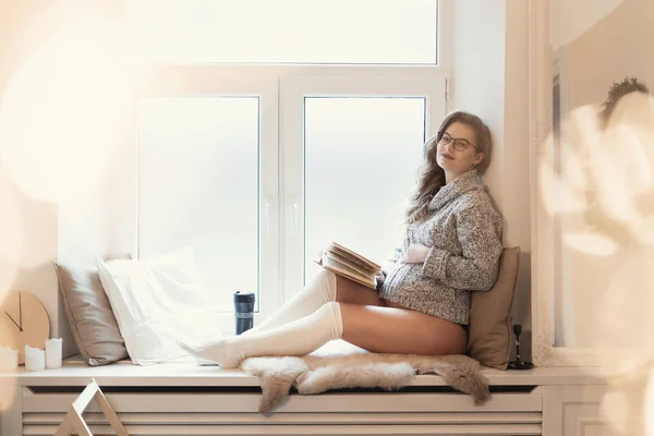 임신한 Bokeh 즐기는 창틀에 앉아있는 따뜻한 부드러운 스웨터와 — 스톡 사진