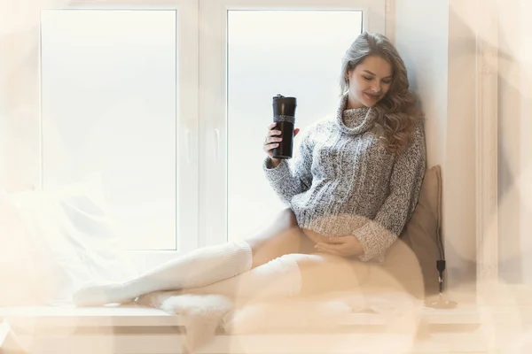 Bokeh 보온병에서 마시기의 창틀에 합니다 그녀는 매력적이 따뜻한 부드러운 Sweatet — 스톡 사진