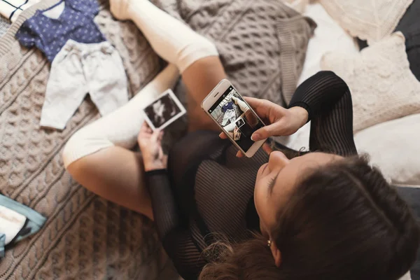 Беременная Молодая Женщина Фотографирует Ультразвуковые Снимки Смартфона Время Отдыха Кровати — стоковое фото