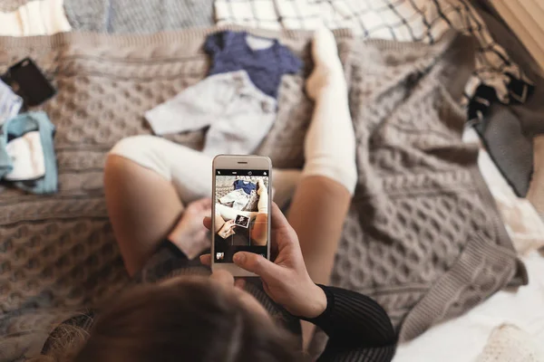 Беременная Молодая Женщина Фотографирует Ультразвуковые Снимки Смартфона Время Отдыха Кровати — стоковое фото