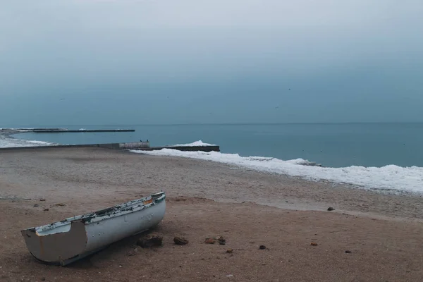 Träbåt Vintern Havet Stranden Med Havet Och Blå Himmel Bakgrunden — Stockfoto