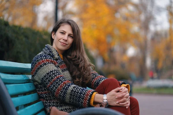 Hübsche Junge Frau Guter Laune Posiert Einem Herbsttag Auf Einer — Stockfoto