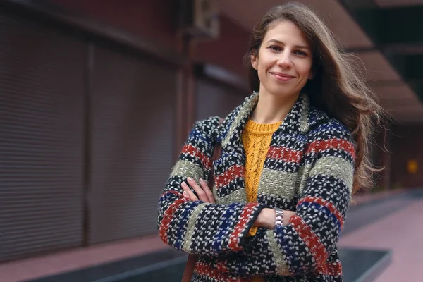 Verschränkte Arme Junge Frau Tweed Mantel Posiert Vor Urbanem Hintergrund — Stockfoto