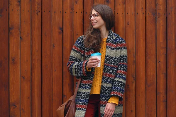 Chica Sonriente Alegre Sosteniendo Café Para Salir Aire Libre Sobre —  Fotos de Stock