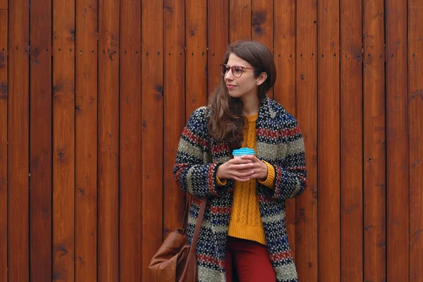 Menina Sorridente Alegre Segurando Café Para Livre Fundo Madeira Jovem — Fotografia de Stock