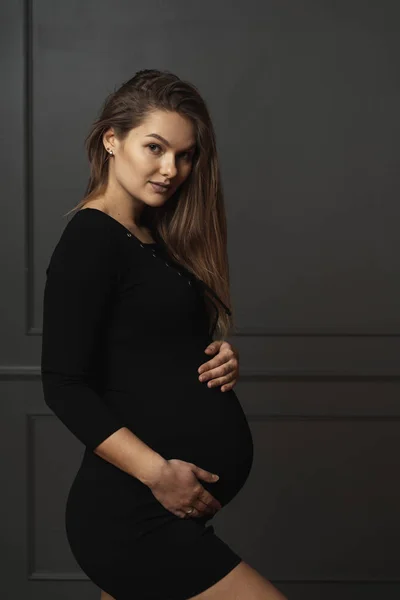 Porträtt Vacker Ung Gravid Kvinna Bär Svart Klänning Med Händerna — Stockfoto