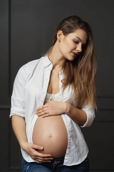 Porträtt Vacker Ung Gravid Kvinna Klädd Vit Bomullsskjorta Röra Försiktigt — Stockfoto