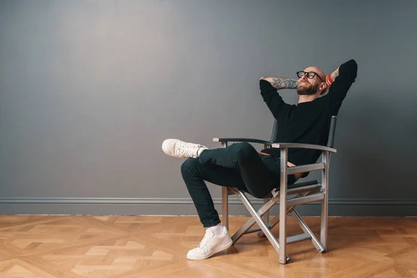 Hombre Moderno Sentado Silla Metálica Relajándose Con Las Manos Detrás — Foto de Stock