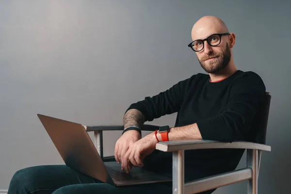 Homme Caucasien Moderne Avec Barbe Lunettes Détente Assis Sur Une — Photo