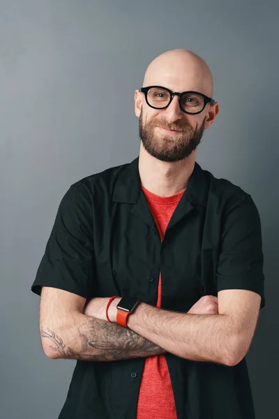 Smiling Bearded Young Man Gray Background Stylish Man Wearing Glasses — Stock Photo, Image