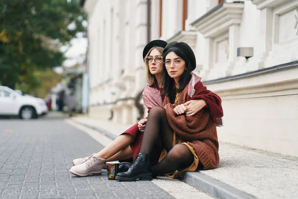 Zwei Freundinnen Freien Porträt Mädchen Lässigen Warmen Outfits Brille Und — Stockfoto