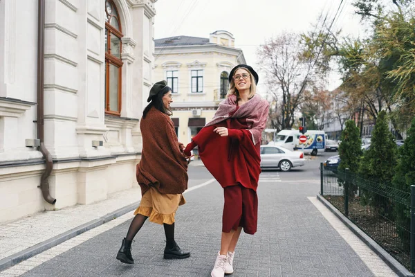 Felices Momentos Con Dos Chicas Elegantes Caminando Por Calle Ciudad —  Fotos de Stock