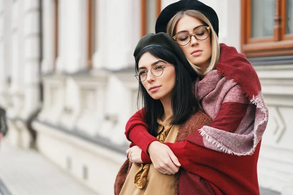 Dos Amigas Aire Libre Retrato Chicas Trajes Cálidos Casuales Gafas —  Fotos de Stock