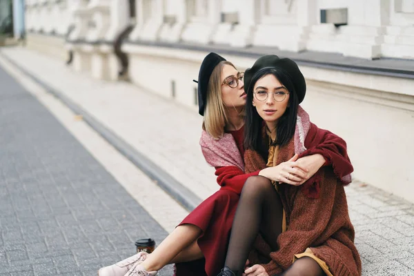 Duas Amigas Livre Retrato Meninas Roupas Quentes Casuais Óculos Boinas — Fotografia de Stock