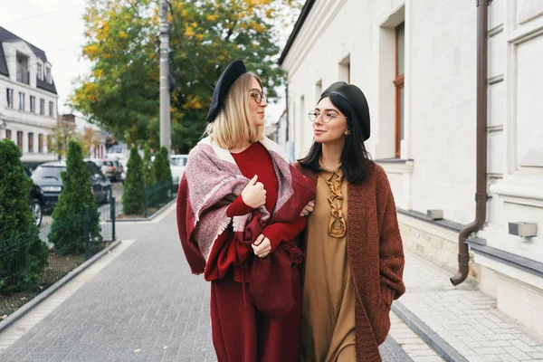 无忧无虑的时尚女装在优雅的秋装和眼镜 年轻的时尚女孩在时尚编织羊毛衣服和帽子在城市城市背景 秋天画像 — 图库照片