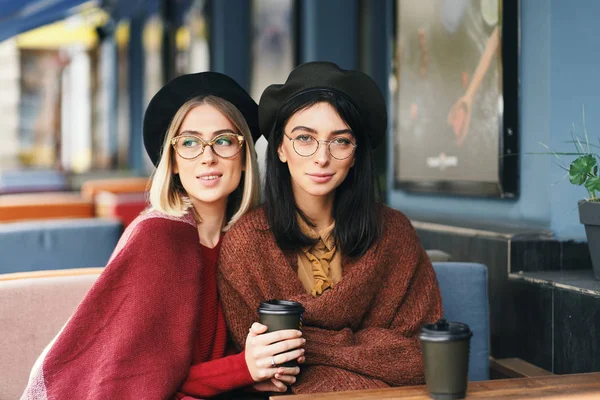 Retrato Inverno Outono Duas Jovens Mulheres Café Livre Bebendo Café — Fotografia de Stock