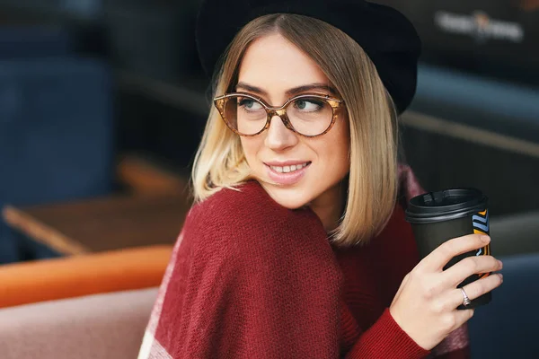 Close Van Portret Van Karaktervolle Romantische Lachende Vrouw Koffie Met — Stockfoto