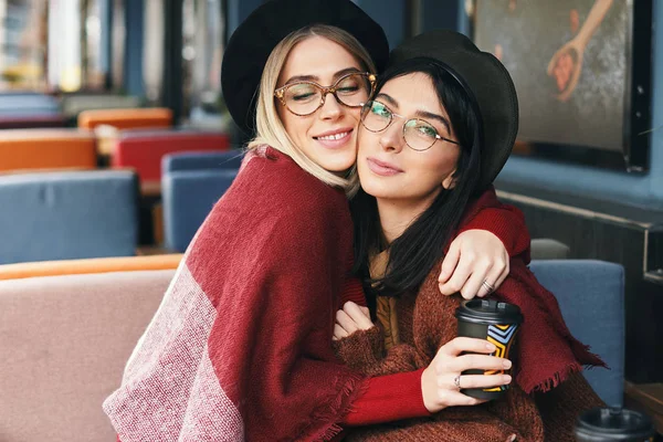 Herfst Winter Portret Van Twee Jonge Vrouwen Een Buitencafé Knuffelen — Stockfoto