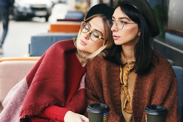 Otoño Invierno Retrato Dos Mujeres Moda Café Aire Libre Beber —  Fotos de Stock