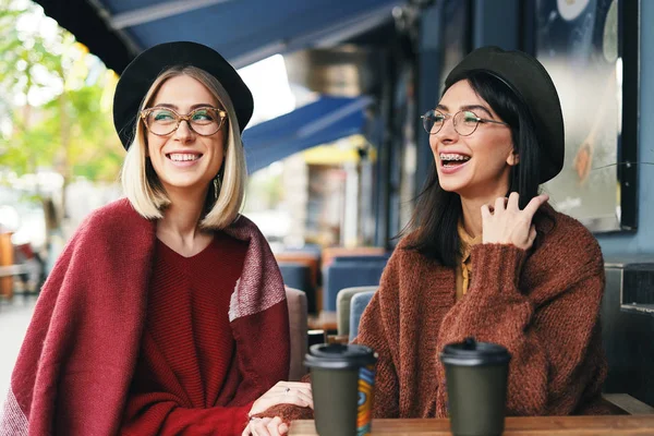 Őszi Téli Portréja Két Fiatal Egy Szabadtéri Kávézóban Inni Kávét — Stock Fotó