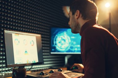 Görüntüleri yaratıcı Office Studio ile kendine güvenen adam Video Editör çalışır.