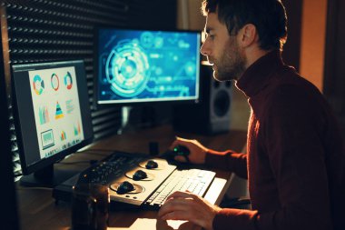 Görüntüleri yaratıcı Office Studio ile kendine güvenen adam Video Editör çalışır.