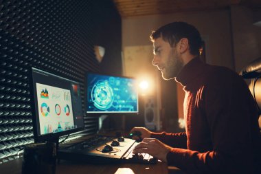 Görüntüleri yaratıcı Office Studio ile kendine güvenen adam Video Editör çalışır.