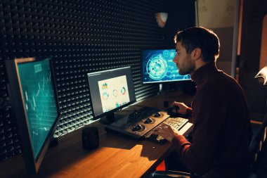 Üç ekran grafikleri ile. Görüntüleri yaratıcı Office Studio ile kendine güvenen adam Video Editör çalışır. 