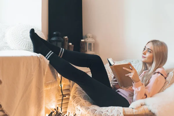 Mujer Joven Relajándose Casa Cómodo Sillón Redondo Cerca Ventana Chica — Foto de Stock