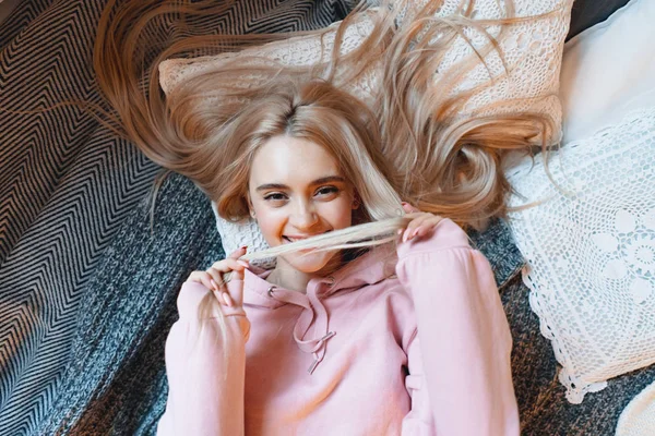 Onbezorgd Mooi Meisje Met Lang Blond Haar Liggend Het Bed — Stockfoto
