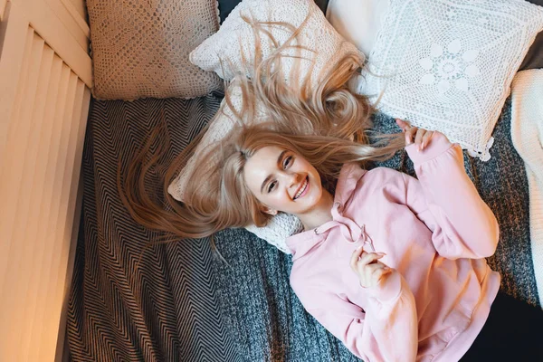 Bezstarostné Krásná Dívka Hraje Její Dlouhé Blond Vlasy Když Ležel — Stock fotografie