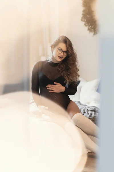 임신한 집에서 침대에 그녀의 만지고 그녀의 시체를 즐기는 화이트 란제리를 — 스톡 사진