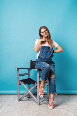 Bir Coquette hamile kadın parmak ile onu kontrol dokunmadan zaman düşünceli bir yüz ifadesi yapma 