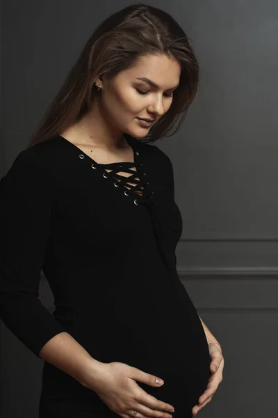 Portrait magnifique jeune femme enceinte toucher doucement avec les mains son ventre, elle attend une nouvelle vie — Photo