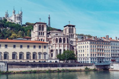 Lyon, Fransa - 7 Mayıs 2019. Saone Nehri üzerinden eski şehrin görünümü