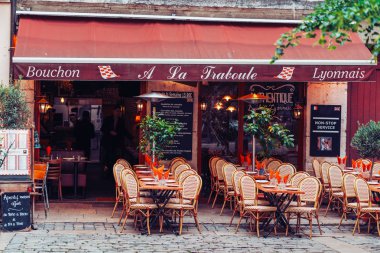 Lyon, Fransa - 9 Mayıs 2019: Old Lyon, Fransa'da sokak ve kafe sahnesi
