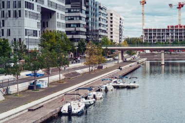 Lyon, Fransa - 10 Mayıs 2019. Lyon Quay Antoine Riboud modern konut binaları, Fransa