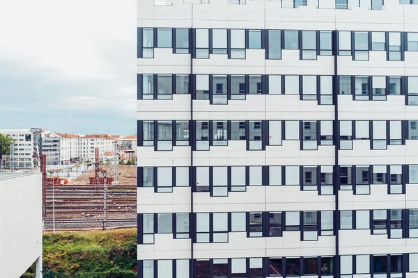 Lyon, France - May 8, 2019. Moderm buildiModern office building, gardens, eco friendly zone on rooftops.ng, gardens, eco friendly zone on rooftops. — Stock Photo, Image