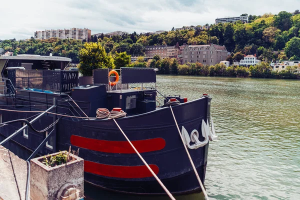 Lyon, France - 10 mai 2019. Un bateau sur la Saône à Lyon, France — Photo