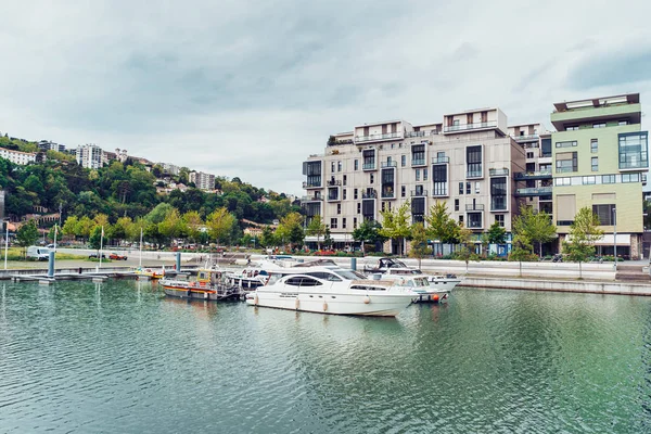 Лион, Франция - 10 мая 2019 года. Современные жилые здания на набережной Антуана Рибу в Лионе, Франция — стоковое фото