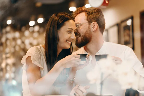Szerető pár egy kávézóban — Stock Fotó