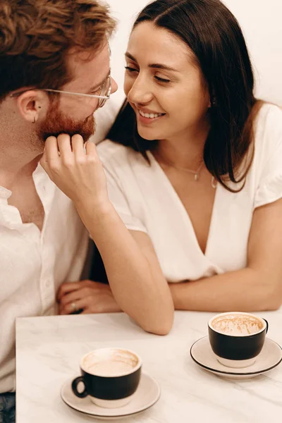 Любящая пара в кофейне — стоковое фото