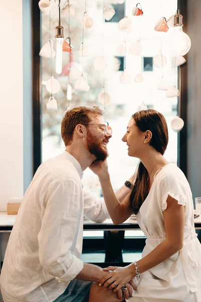 Szerető pár egy kávézóban — Stock Fotó