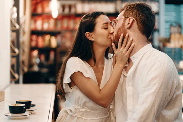 Kärleksfullt par på ett kafé — Stockfoto